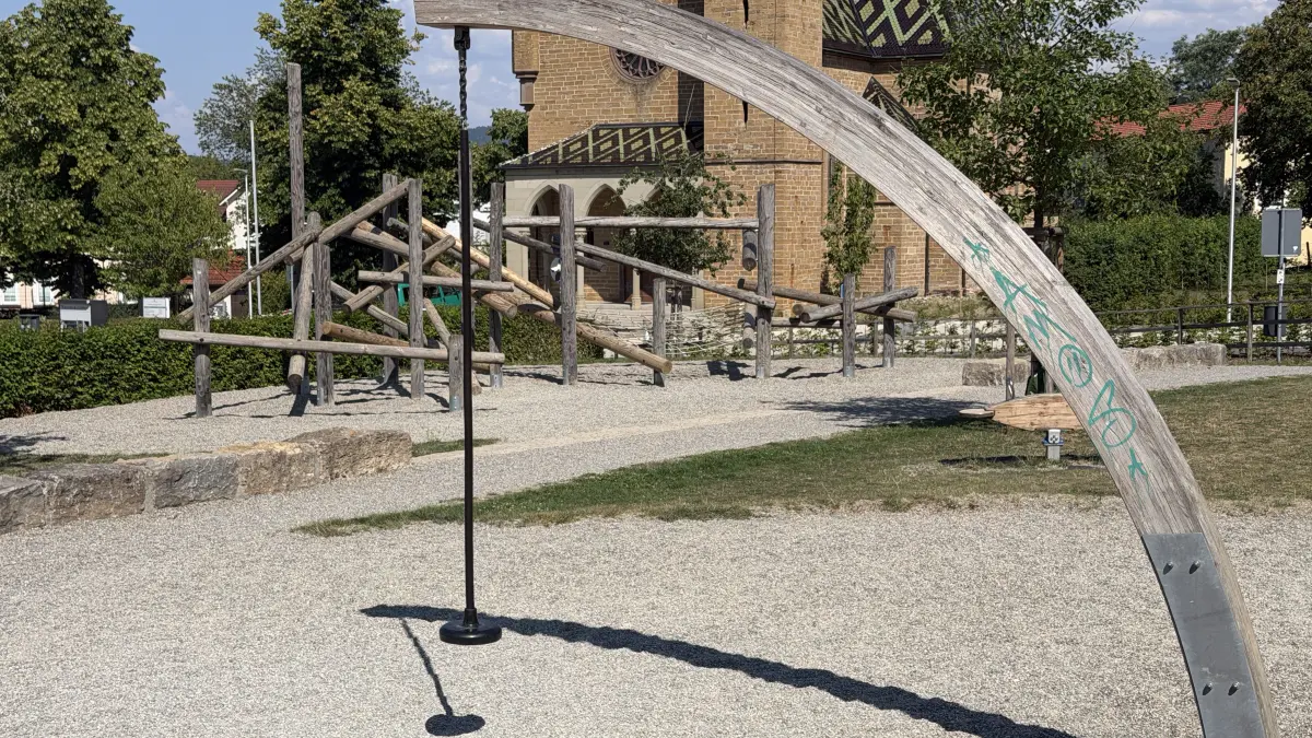 Gnadenlos scheint die Sonne auf den Spielplatz beim Museum. Eine Bürgerin hat dafür einen Lösungsvorschlag.
