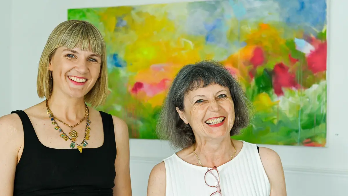Andrea Weghaupt (links) und Inge Reutter-Eck sind Mitglieder des Lahrer Kunstvereins.