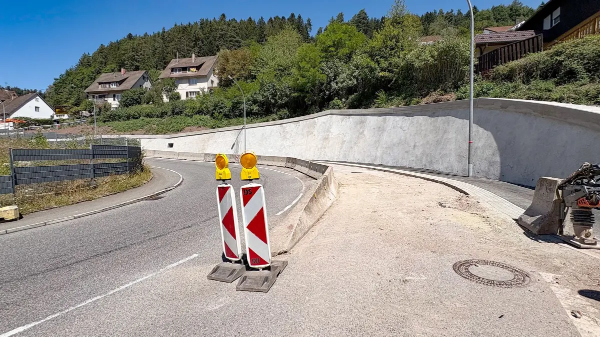Die Arbeiten an der Stützmauer sind im Prinzip fertig - die Ampelregelung bleibt trotzdem.