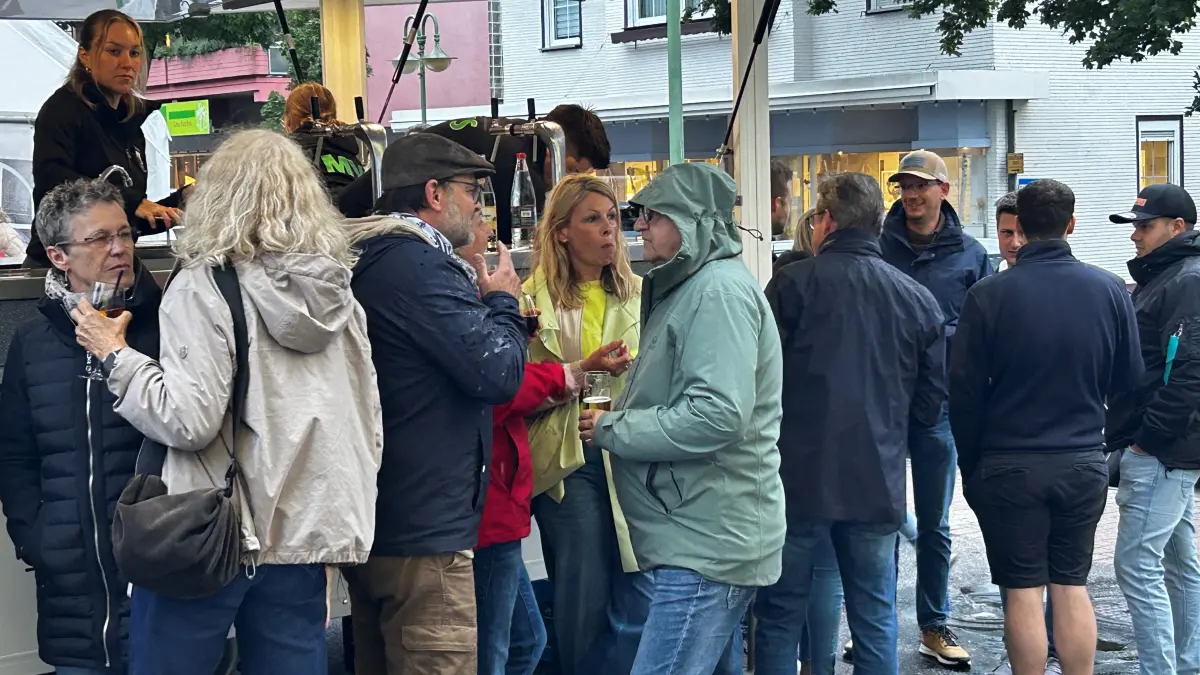Regen hin oder her: Auf dem Zillinger Parkplatz wird gefeiert.