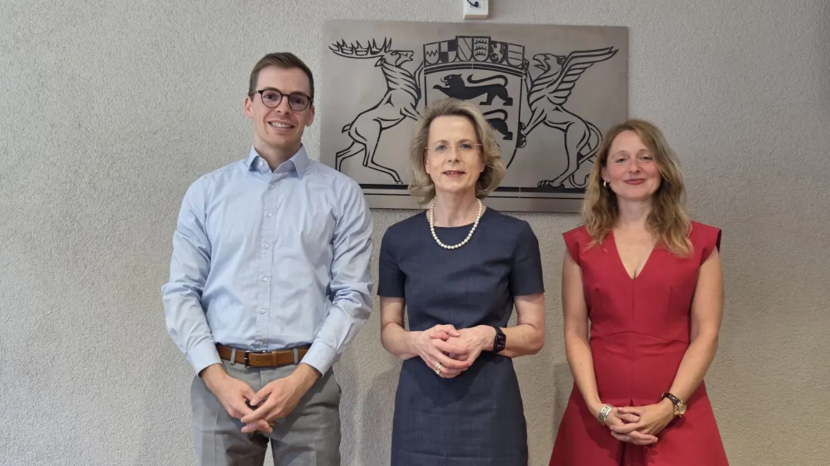 Gertrud Siegfried (Mitte), die Präsidentin des Landgerichts Offenburg, stellte zusammen mit Richter Matthias Bäurle (links) und Richterin Marion Pabst die Statistik von 2025 vor.