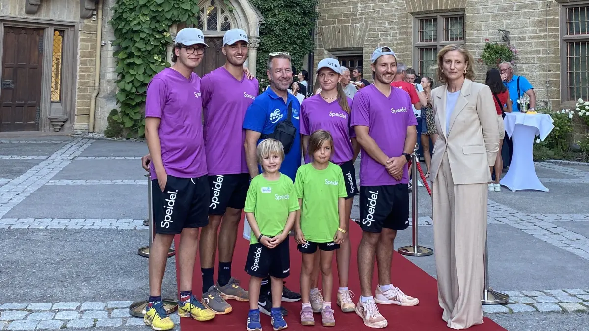 Sophie Prinzessin von Preußen und Georg Prinz von Preußen empfingen Spielerinnen und Funktionäre der CTS Ladies Open auf dem roten Teppich im Burghof von Burg Hohenzollern.