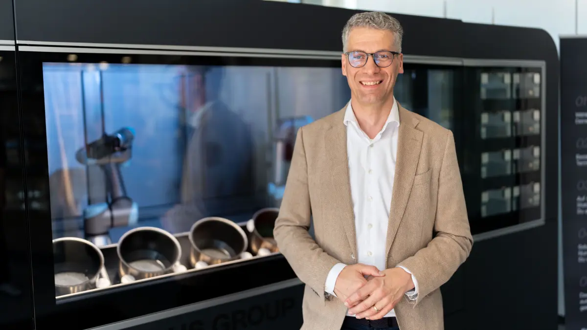Moritz Mack ist Leiter der Mercedes-Benz Gastronomie GmbH – und stellt den neuen Kochroboter in Sindelfingen vor.