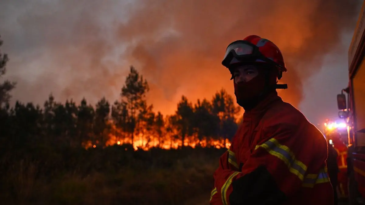 Feuerwehrleute bekämpfen während der Waldbrände im Südwesten Frankreichs einen Brand außerhalb von Lanton. Foto: Emma Da Silva/AP/dpa