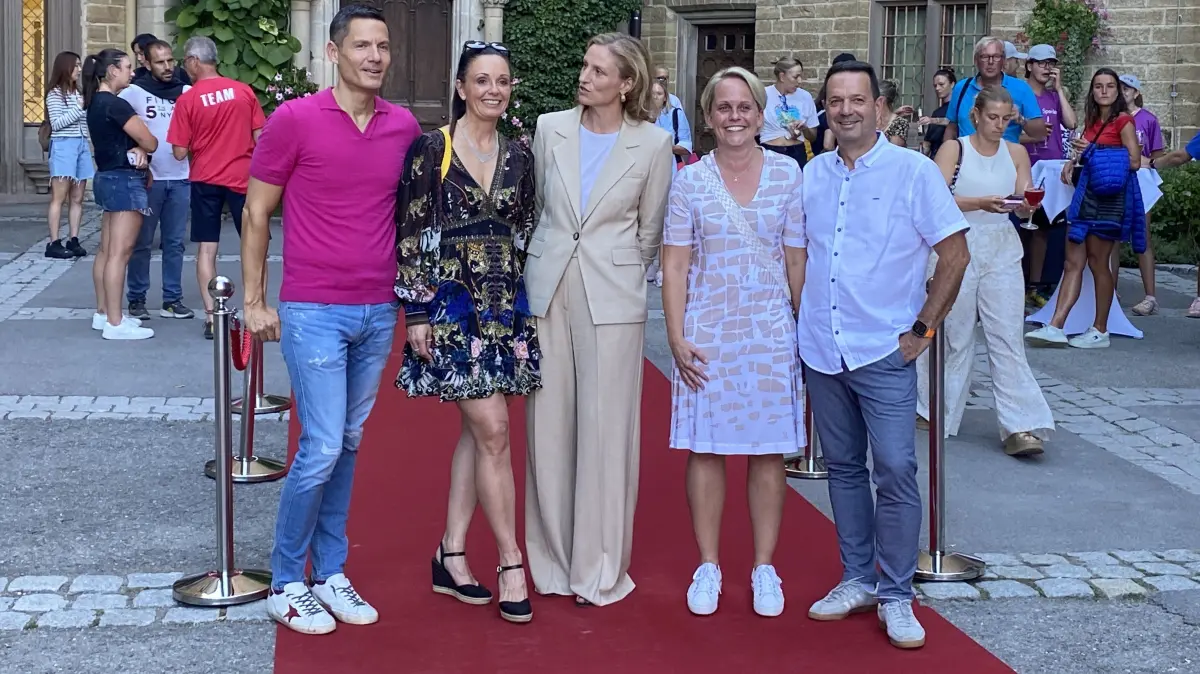 Sophie Prinzessin von Preußen und Georg Prinz von Preußen empfingen Spielerinnen und Funktionäre der CTS Ladies Open auf dem roten Teppich im Burghof von Burg Hohenzollern.