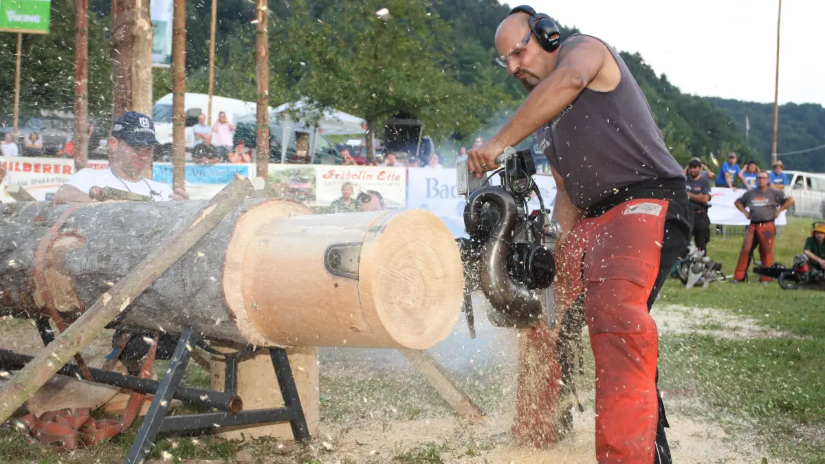 Bei dieser Disziplin müssen Scheiben mit einem vorher festgelegten Durchmesser vom Stamm abgetrennt werden.