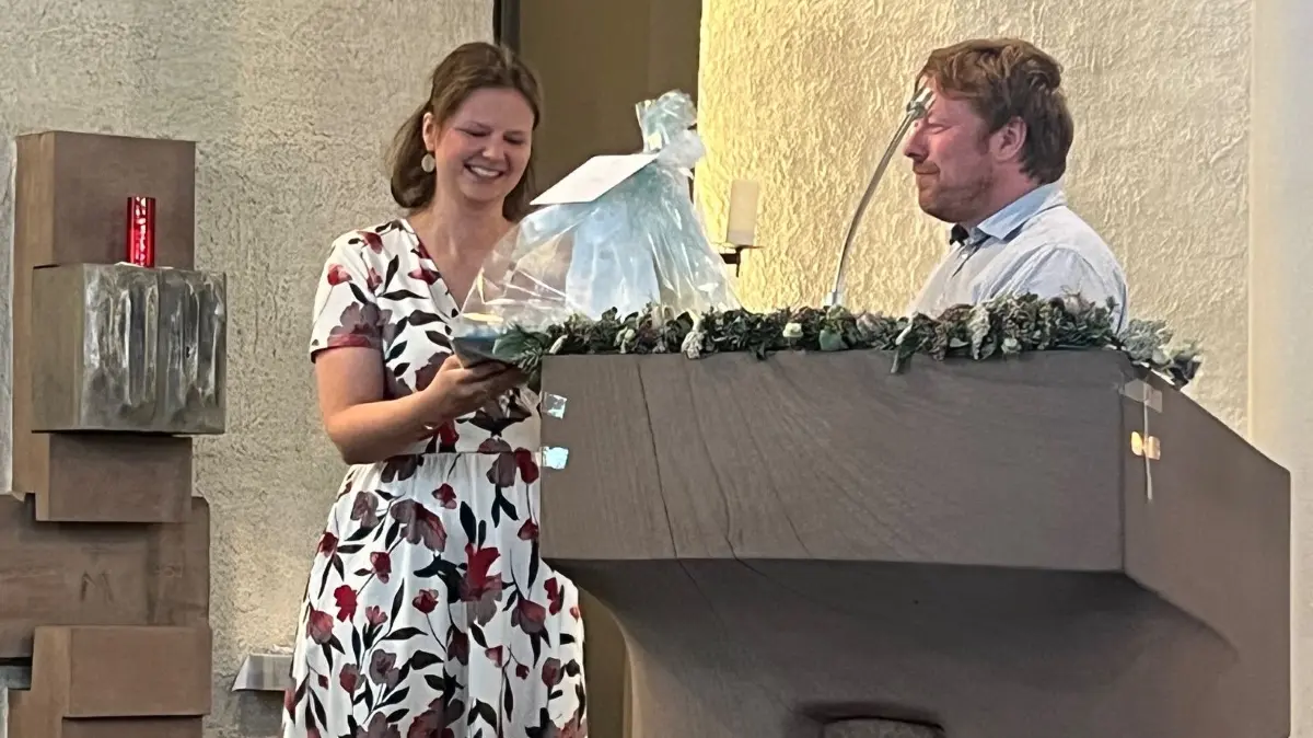Lobende Worte fand Dominik Weiß für Johanna Baumgärtner, die nun die katholische Kirchengemeinde mit betreut.