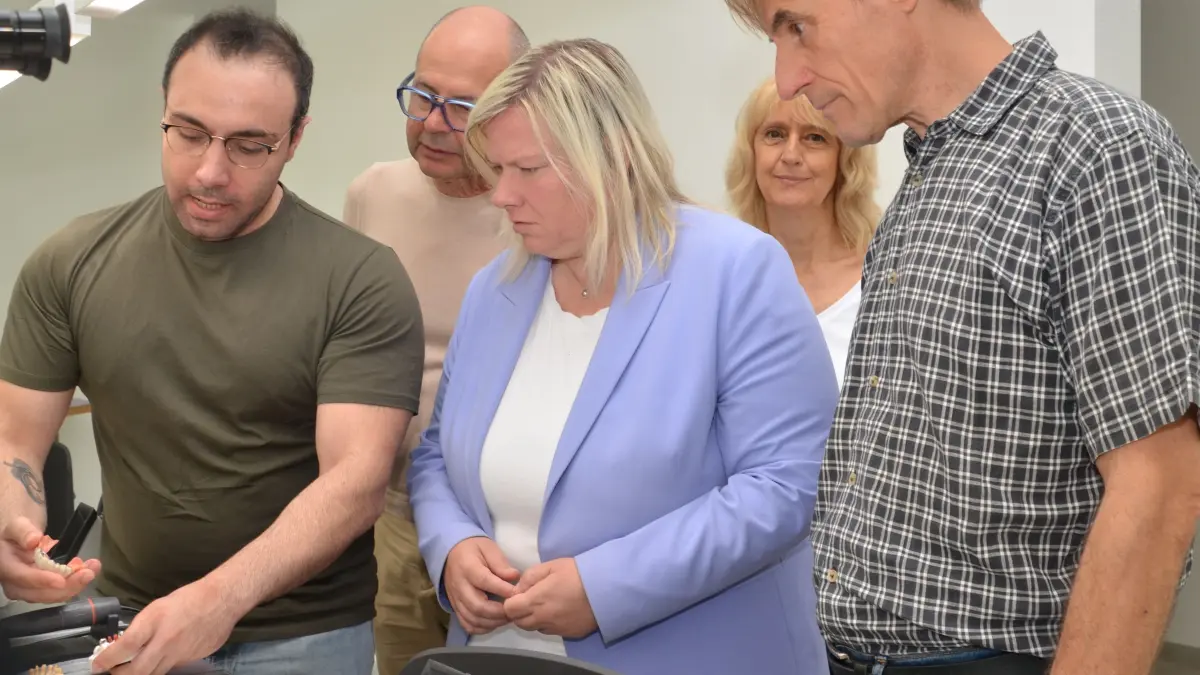 Von links: Abdullah Touma, Zahntechniker-Meister in spe, demonstriert einen Arbeitsgang in der Zahntechnik, CDU-Stadtverbandsvorsitzender Axel Wenzler und Bundestagsabgeordnete Maria-Lena Weiss sowie Karin und Markus Mayer folgen ihm.