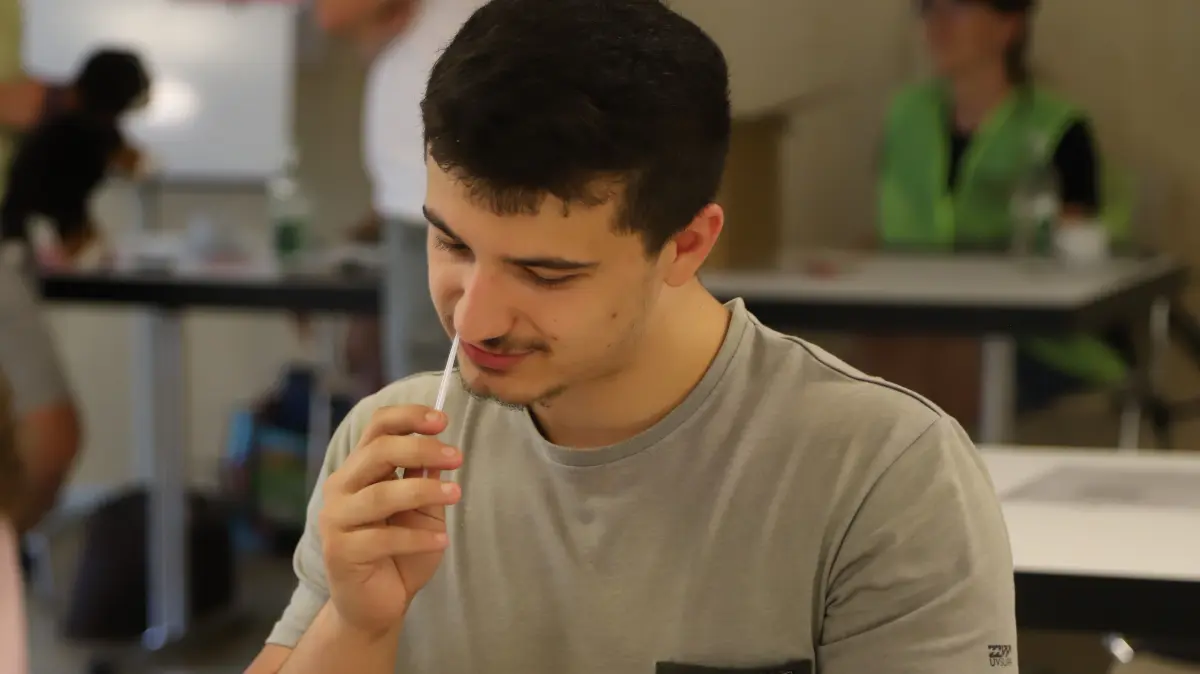 So wie dieser junge Mann es macht, ist es richtig und absolut schmerzlos. Dreimal pro Person heißt es „Stäbchen rein, Spender sein“