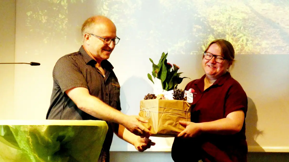 Gemeinschaftspastor Siegfried Breithaupt (links) dankt Lydia Scheuvens aus Bad Liebenzell für ihre christlich motivierenden Gedanken.