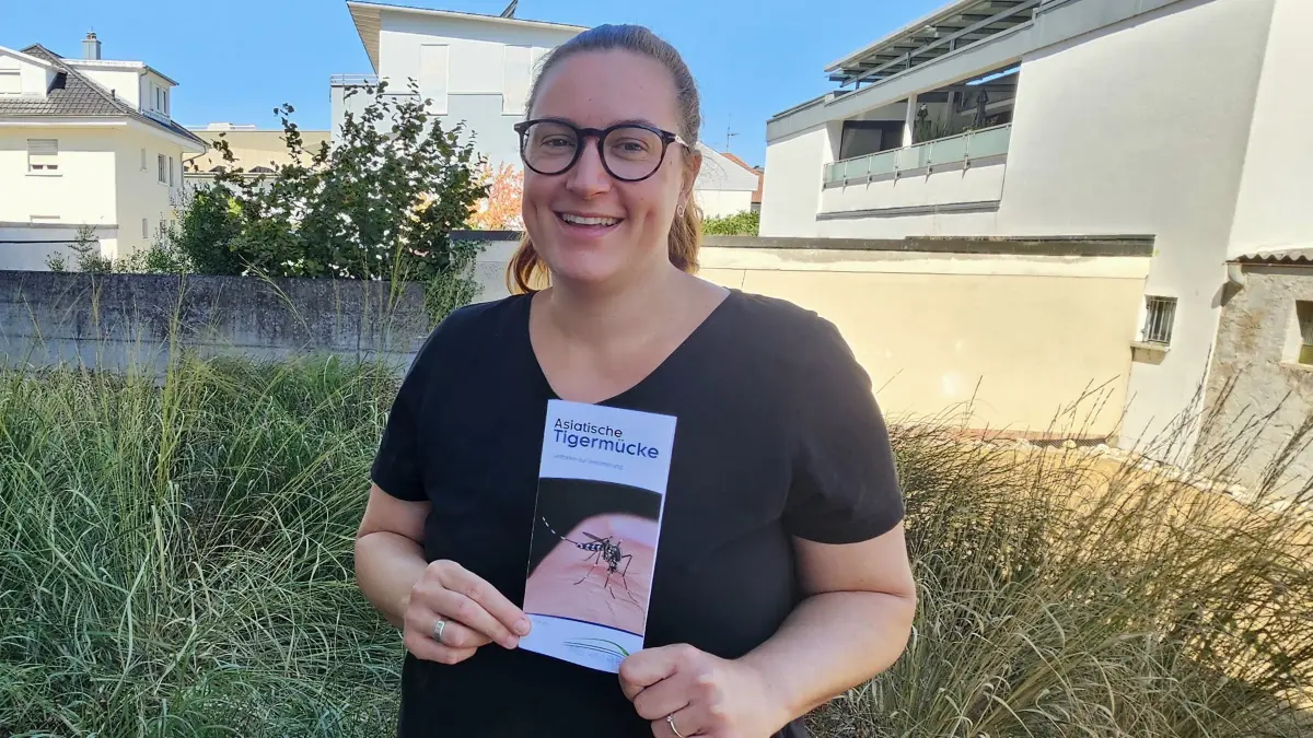 Ein vergessener Untersetzer oder eine mit Regenwasser gefüllte Gießkanne reichen schon aus, damit sich während des Urlaubs zahlreiche neue Mücken entwickeln: Laura Seewald ist bei der Stadtverwaltung für die Bekämpfung der Tigermücke zuständig und wünscht sich, dass die Weilerinnen und Weiler vor einer längeren Urlaubsreise nochmals ihren Garten gründlich checken.