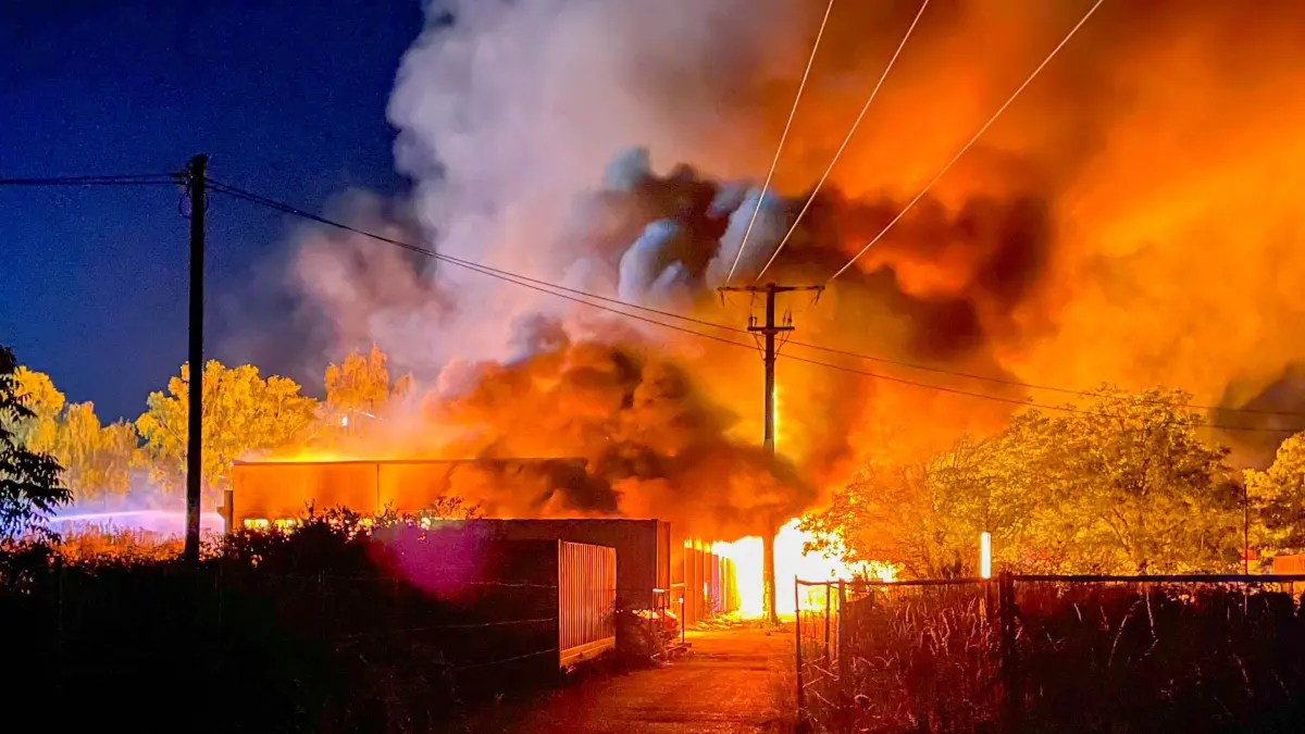 Riesiges Feuer, dunkle Rauchwolke: In Riegel brannten in der Nacht auf Donnerstag ein großer Gebäudekomplex ab.