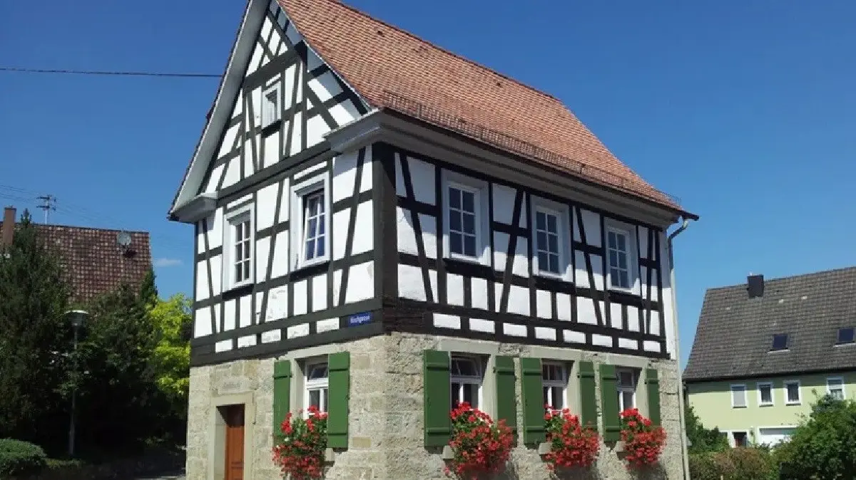 Im Backhaus ist der Jugendtreff untergebracht. Der Betrieb dort sorgt zum Verdruß der Nachbarschaft immer mal wieder für Lärm durch an- und abfahrende Mopes und Mofas.