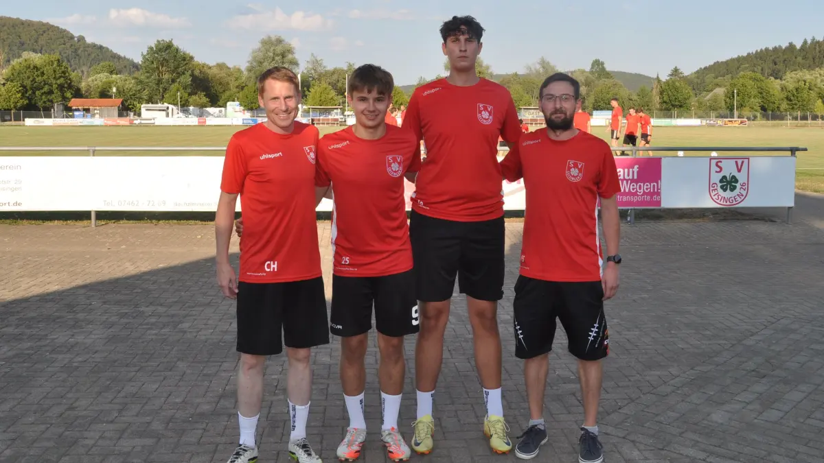 Der SV Geisingen setzt weiterhin auf Eigengewächse: Spielertrainer Claudius Hirt (von links), die Neuzugänge aus der eigenen Jugend Marius Bertsche und Lazar Tesic sowie Trainer Rustam Mamedov. Es fehlt Alexander Probst.