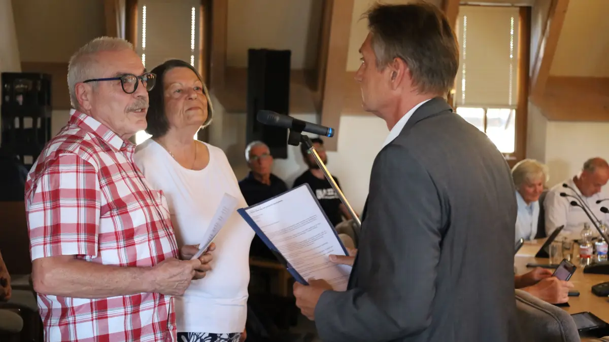 Wolfgang und Gaby Urban übergeben Bürgermeister Thomas Noé die Unterschriftensammlung zur Petition „Hände weg vom Starzacher Gemeindewald“.