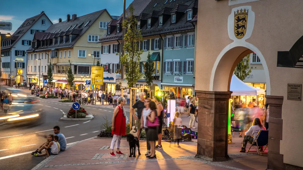Geöffnete Geschäfte, Live-Musik und Unterhaltung warten beim Sommernachtsshopping.