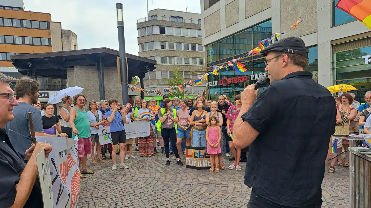 Klaus Nack richtet das Wort an die rund 150 Teilnehmer der Demo.