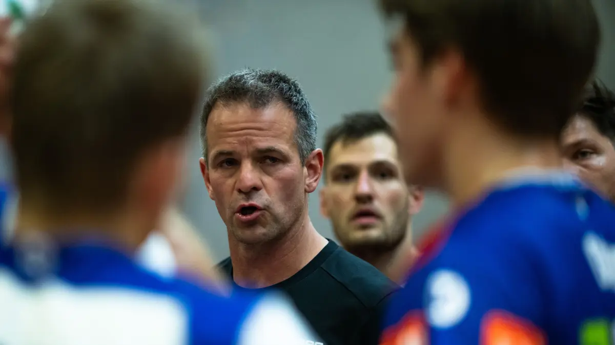 HBW Balingen Weilstetten vs. HG Saarlouis, Handball, Testspiel, Saison 2026, 29.07.2026,: Matthias Flohr, (HBW Balingen Weilstetten, Trainer) Auszeit,
HBW Balingen Weilstetten vs. HG Saarlouis, Handball, Testspiel, Saison 2026, 29.07.2026,
Eibner-Pressefoto/Andreas Ulmer