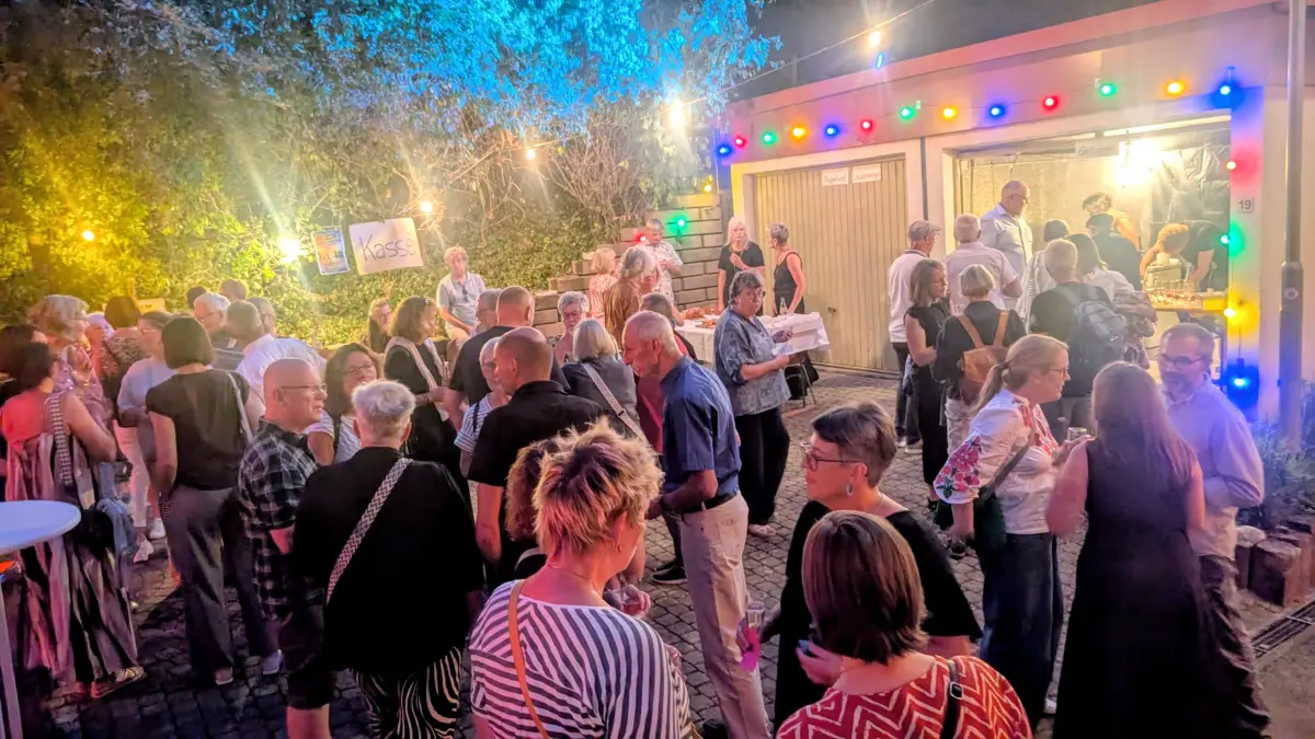 Viele Gäste blieben nach dem Konzert noch für einen Umtrunk und genossen die laue Sommernacht.