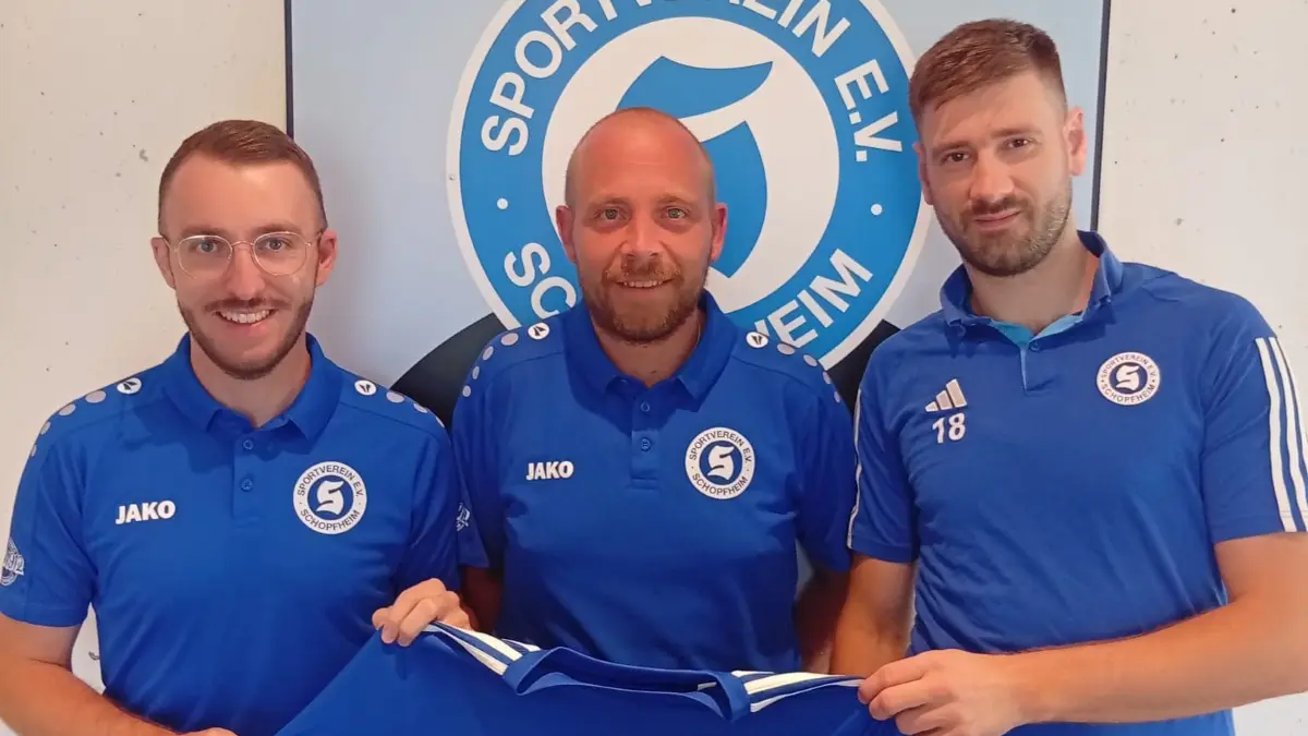 Aktiv-Vorsitzender Sebastian Bormann (Mitte) präsentiert das Trainerteam für die zweite Mannschaft mit Erik Fiedler (links) und Viktor Lehmann.
