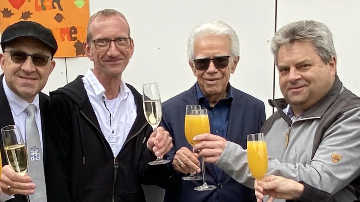 Bürgermeister a. D. Norbert King (2. v. r.) war noch mit dabei, als im Oktober 2025 das 50-jährige Jubiläum der Nachbarschaftsgrundschule Jungingen gefeiert wurde. Hier stieß er mit dem heutigen Bürgermeister Oliver Simmendinger (links), Rektor Tobias Lillge und dem Schlatter Ortsvorsteher Jürgen Schuler (rechts) an.