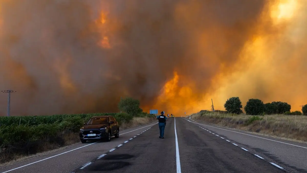 In Spanien ist nun in einem Nationalpark an der Grenze zu Portugal ein großes Feuer ausgebrochen. Wegen erheblichen Risiken für die Anwohner sind wölf Ortschaften rund um die Gemeinde Fermoselle innerhalb des Parque Nacional Arribes del Duero evakuiert worden,