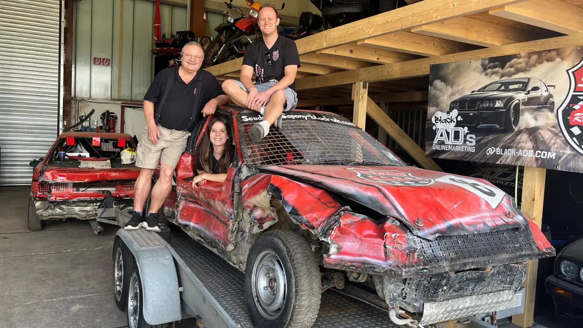 (von links) Klaus, Sven und Mihaela Schwarzer. Alle drei Eutinger sind Fans von Stock-Car-Rennen. In dem Honda Civic im Bild hat Klaus Schwarzer mit den Rennen begonnen, inzwischen fährt in Schwiegertochter Mihaela.