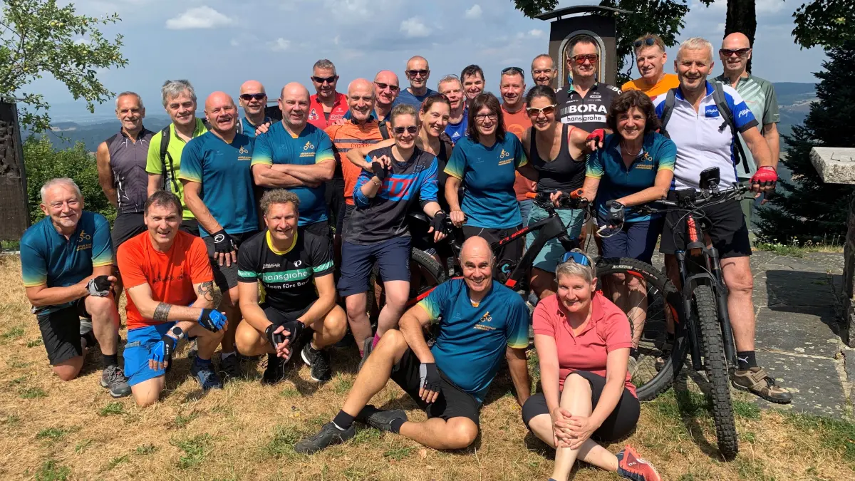 Auf ihrer 3-tägigen Tour besuchten die MTB-Biker vom Skiclub Schiltach den Hörnleberg oberhalb des Elztals. Von dort aus hat man einen wunderschönen Blick über den Schwarzwald, das Rheintal und die Vogesen.