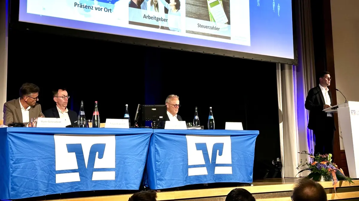 Zogen Bilanz (von links): die Vorstandsmitglieder Martin Schmiederer und Tobias Burkhardt, Aufsichtsratsvorsitzender Hans Kern und Vorstandssprecher Stefan Waidelich (am Rednerpult).