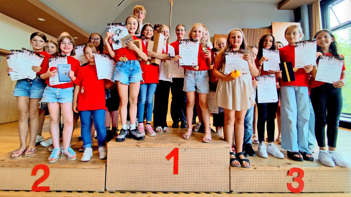 Die Sieger aller Kategorien der Harmonika-Stadtmeisterschaft 2026 mit der Mundharmonika-Stadtmeisterin Emma Viel.