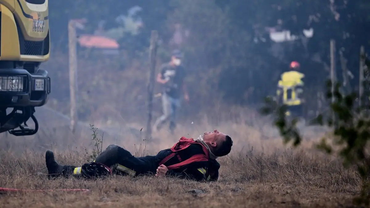 Blagon: Ein Feuerwehrmann liegt auf dem Boden, nach seinem Einsatz bei den Waldbränden im Südwesten Frankreichs.