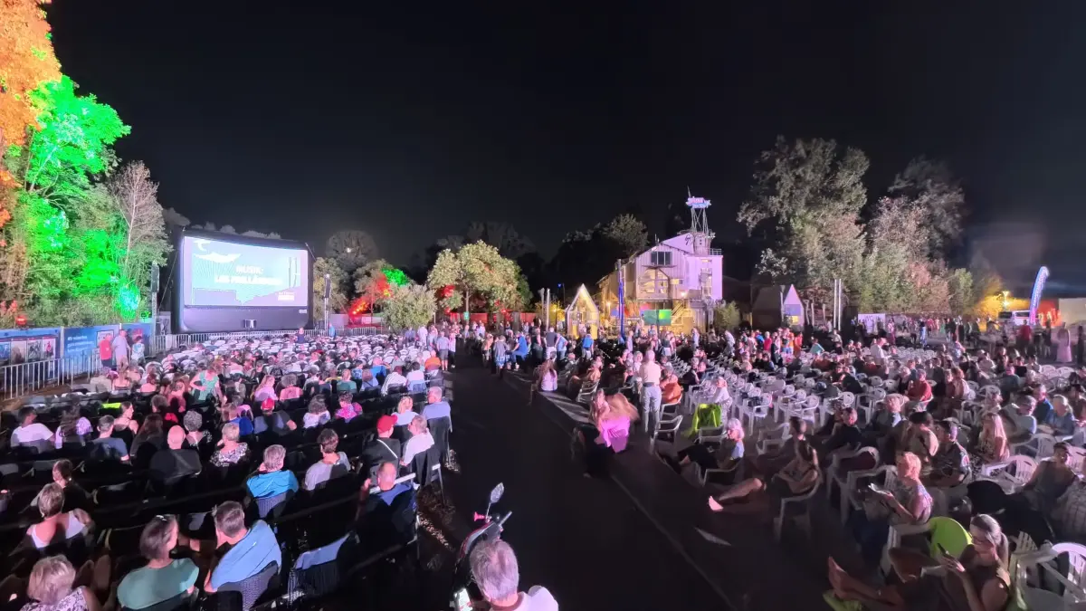 Das Kieswerk-Open-Air in Weil am Rhein ist mit der Komödie „Ab durch die Mitte - Mit Vollgas durch Paris“ gestartet. Die Vorstellung war mit 1000 zahlenden Besuchern ausverkauft.