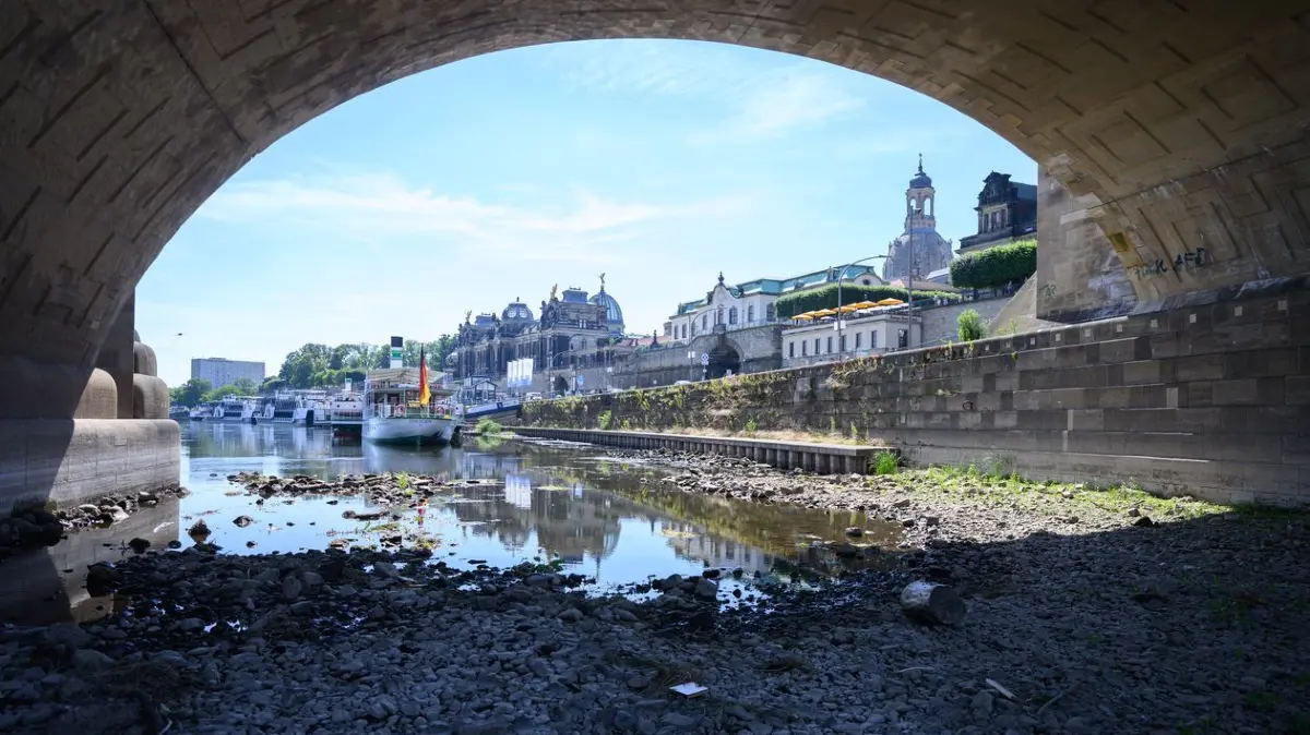 Scheinbar auf dem Trockenen liegt das Heck des Schaufelraddampfers "Dresden" an der Brühlschen Terrasse.