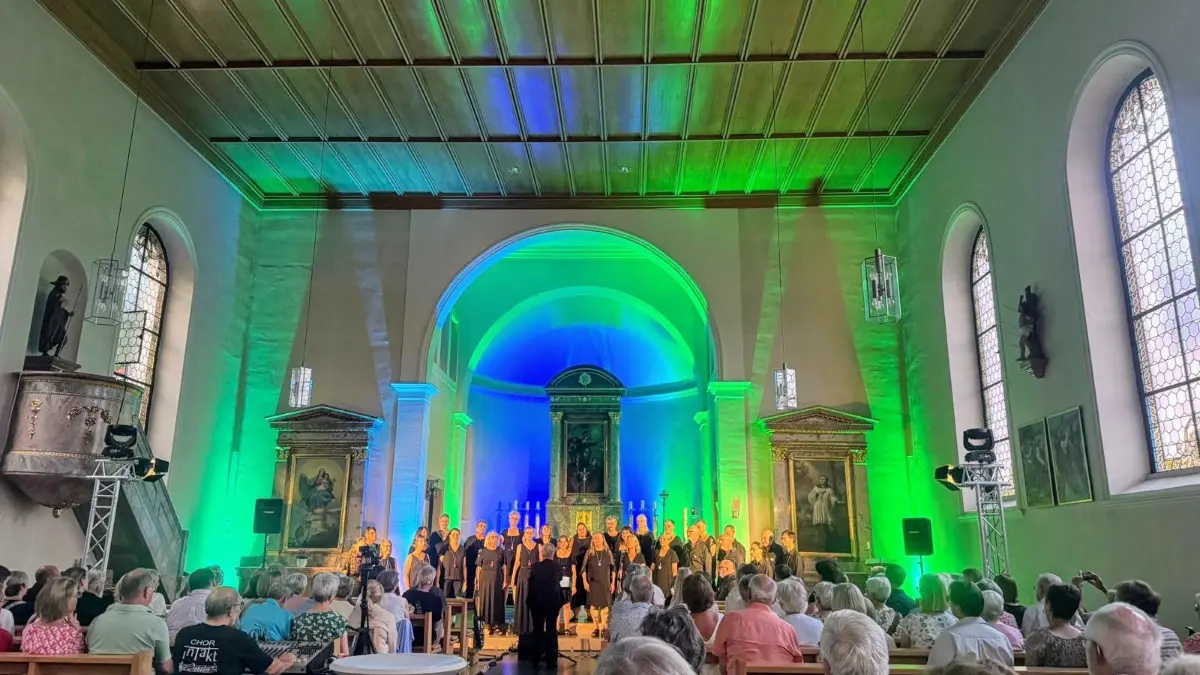 Der Chor "InTakt" feierte in der farblich illuminierten Kirche St. Michael sein 30-jähriges Bestehen.