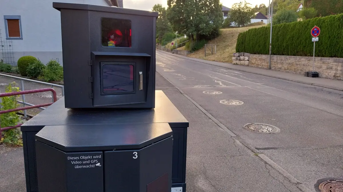 Der Blitzeranhänger in der Pfeffinger Zillhauser Straße: An dem Standort gab es Kritik aus den Reihen des Pfeffinger Ortschaftsrates.