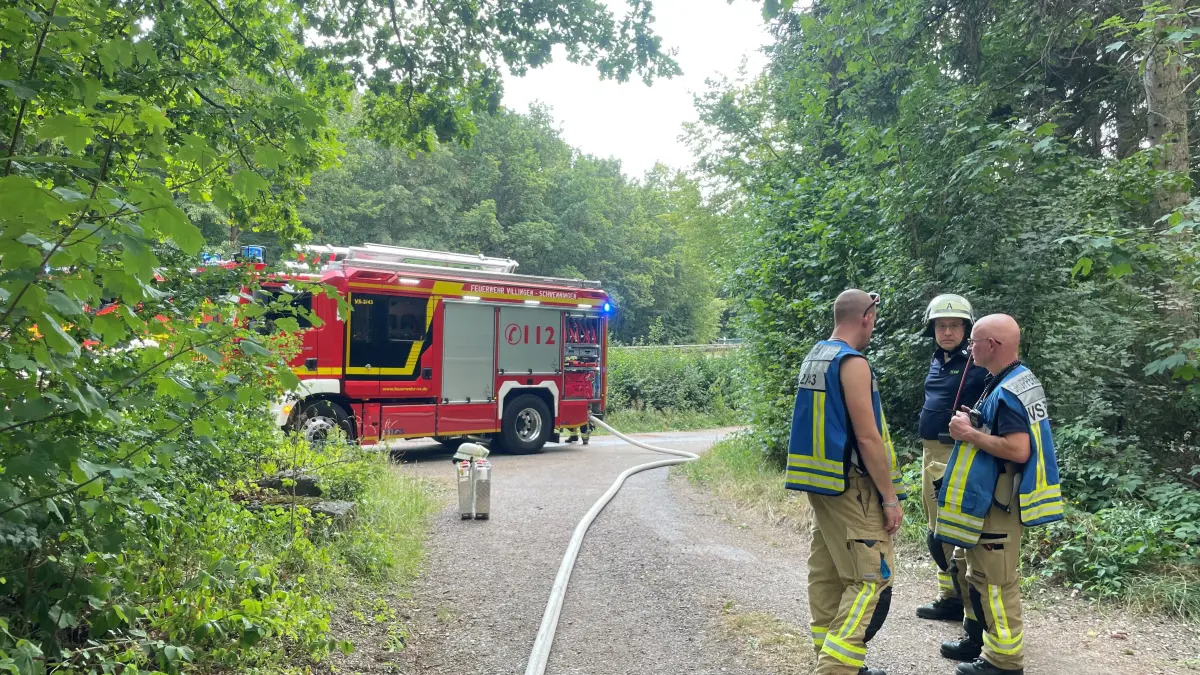 Die Wasserversorgung vor Ort gestaltete sich schwierig – immer wieder mussten die Löschfahrzeug zum nächsten Hydranten pendeln.