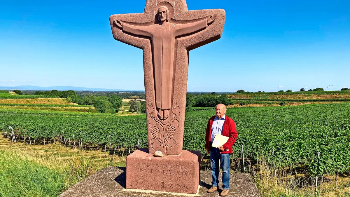 Willi Ehret, Vorsitzender des Historischen Vereins Oberschopfheim, freut sich über das frisch gereinigte Sandsteinkreuz.
