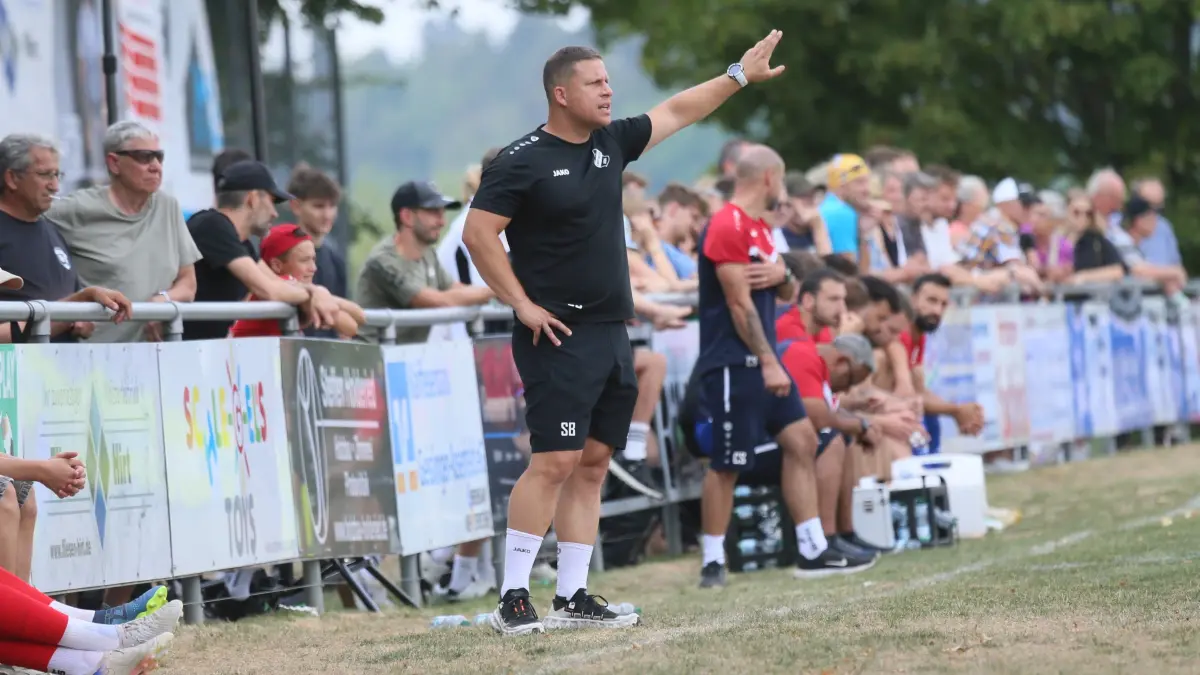 Empfingens Trainer Steffen Breinlinger und dessen Schützlinge freuen sich auf das Pokalduell gegen die Young Boys Reutlingen.
