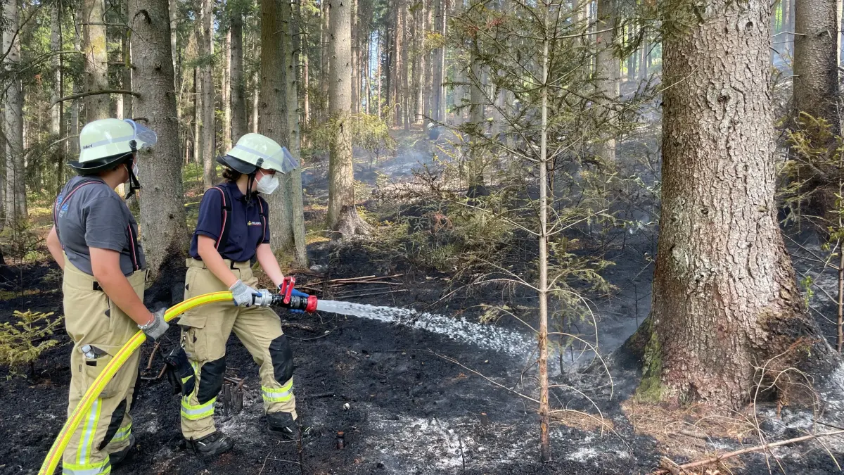 Die Flammen waren schnell gelöscht, doch auch danach mussten die Einsatzkräfte gegen die Glut ankämpfen.