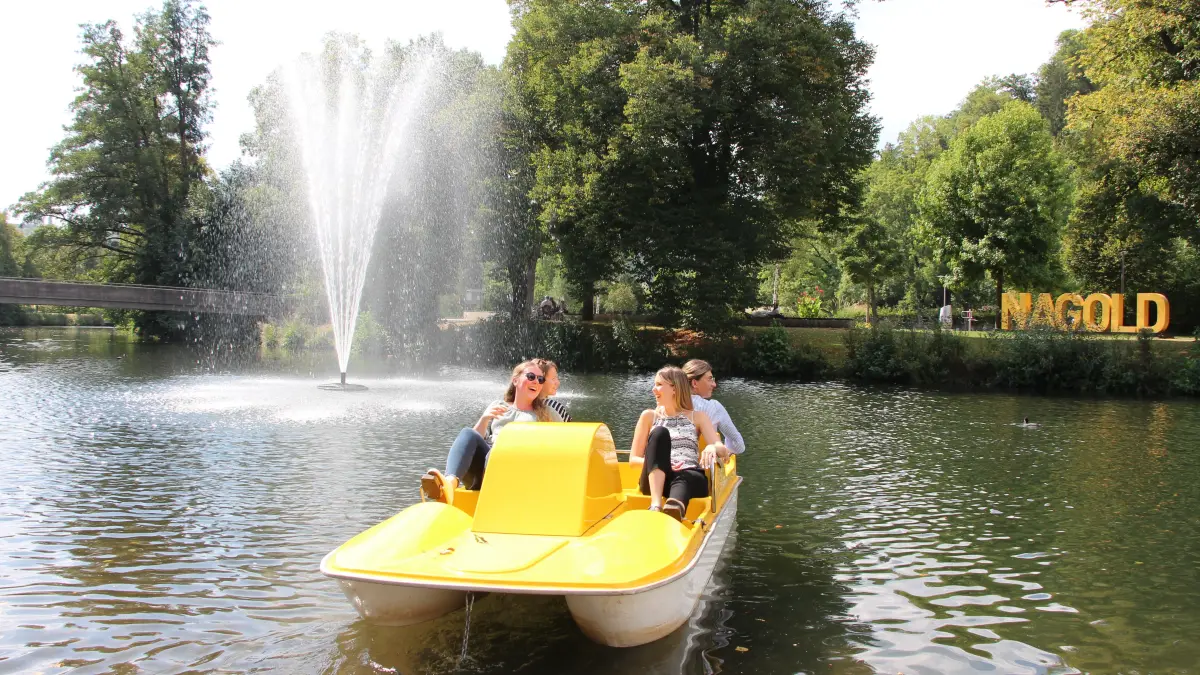 Spaß und Erfrischung bietet eine Tretbootfahrt auf der Nagold.