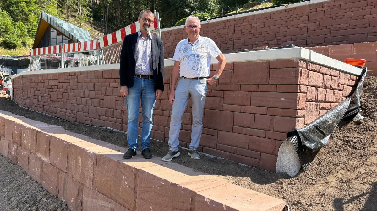 Bürgermeister Jürgen Leichtle und Unternehmer Joachim Glatthaar machten sich vor Ort ein Bild vom aktuellen Stand der Sanierungsarbeiten auf dem Friedhof.