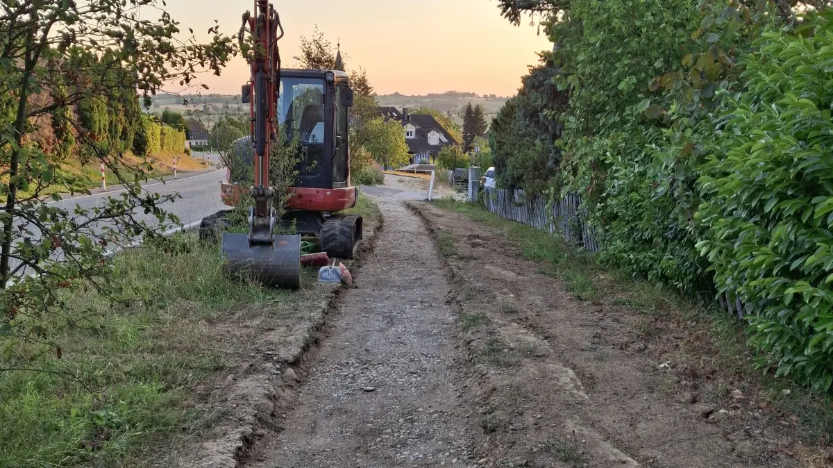 Der Fußweg entlang der Haagenerstraße in Wittlingen wird befestigt.