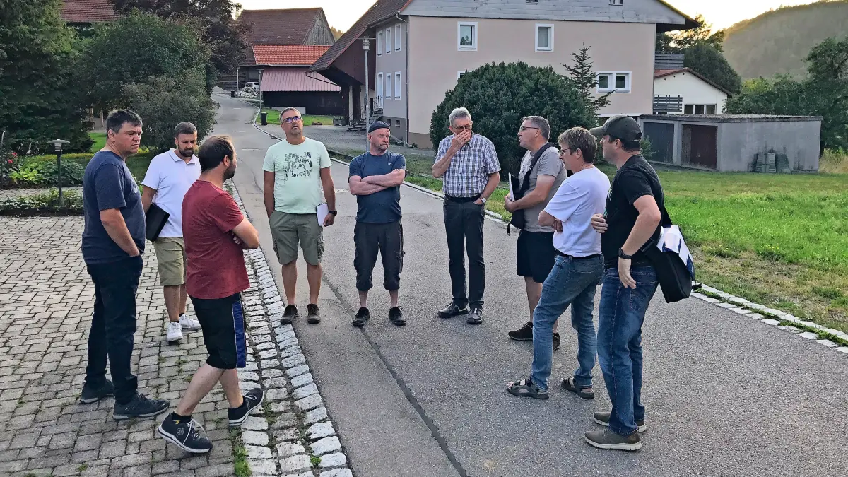 Der Ortschaftsrat Achdorf um Ortsvorsteher Edgar Blessing (dritter von rechts) befindet sich mit den Einwohnern auf Ortsbegehung.