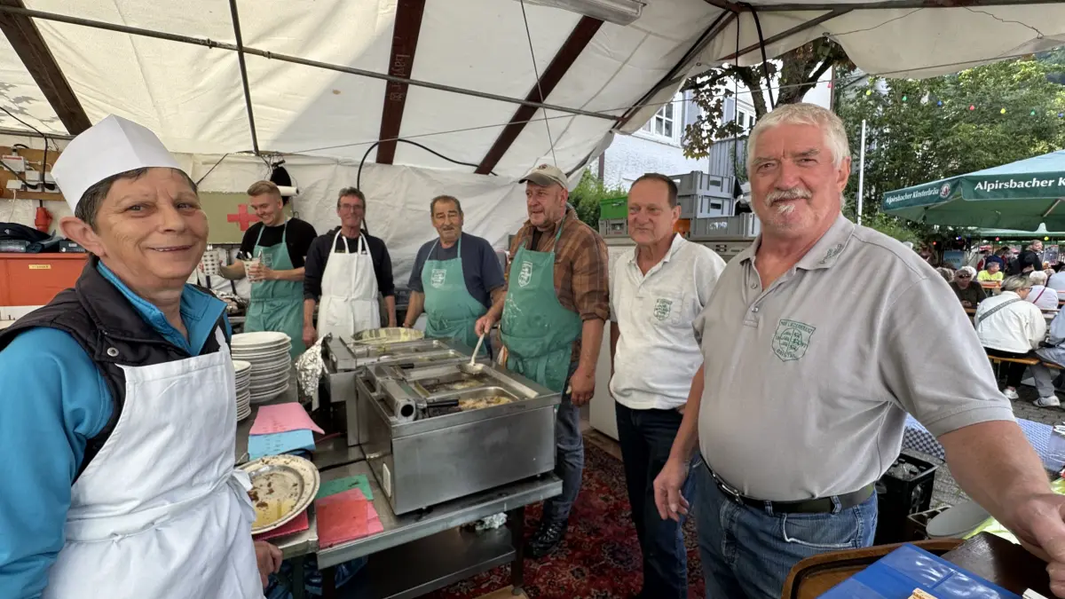 Am Stand des Männergesangvereins Liederkranz Gaistal 1897 wird am Wochenende wieder Fisch serviert.
