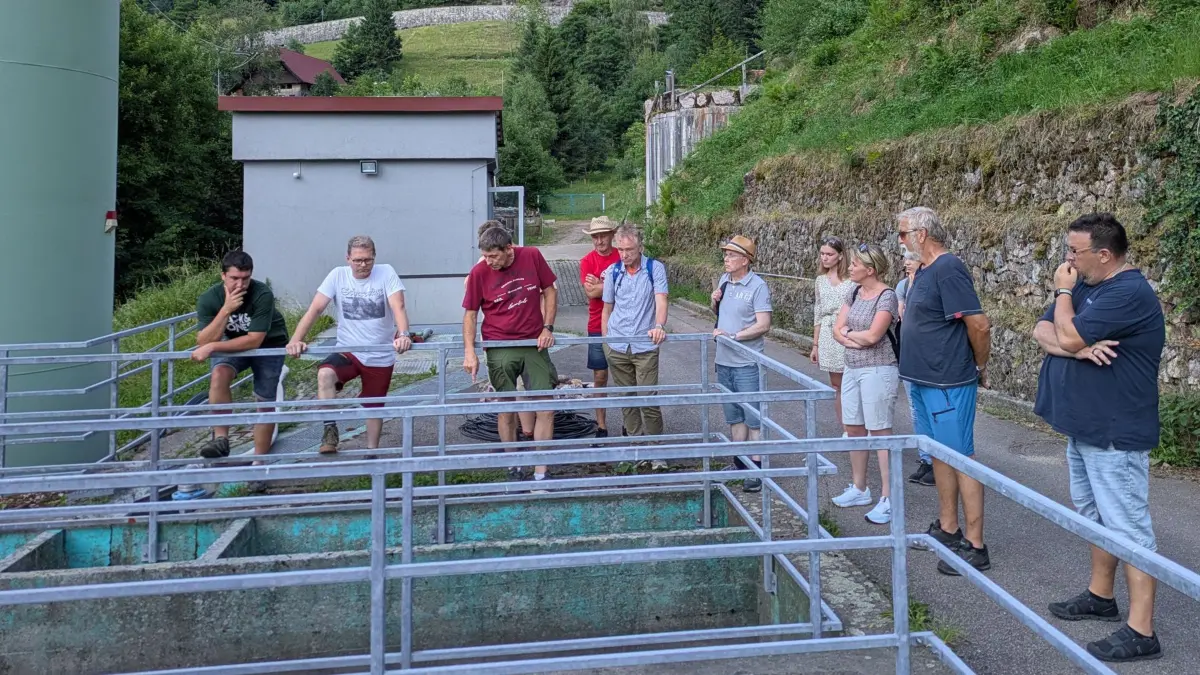 Im Sommer 2025 machte sich der Gemeinderat vor Ort ein Bild vom Zustand der Gütenbacher Kläranlage. Mittlerweile läuft deren Sanierung. (Archivfoto)