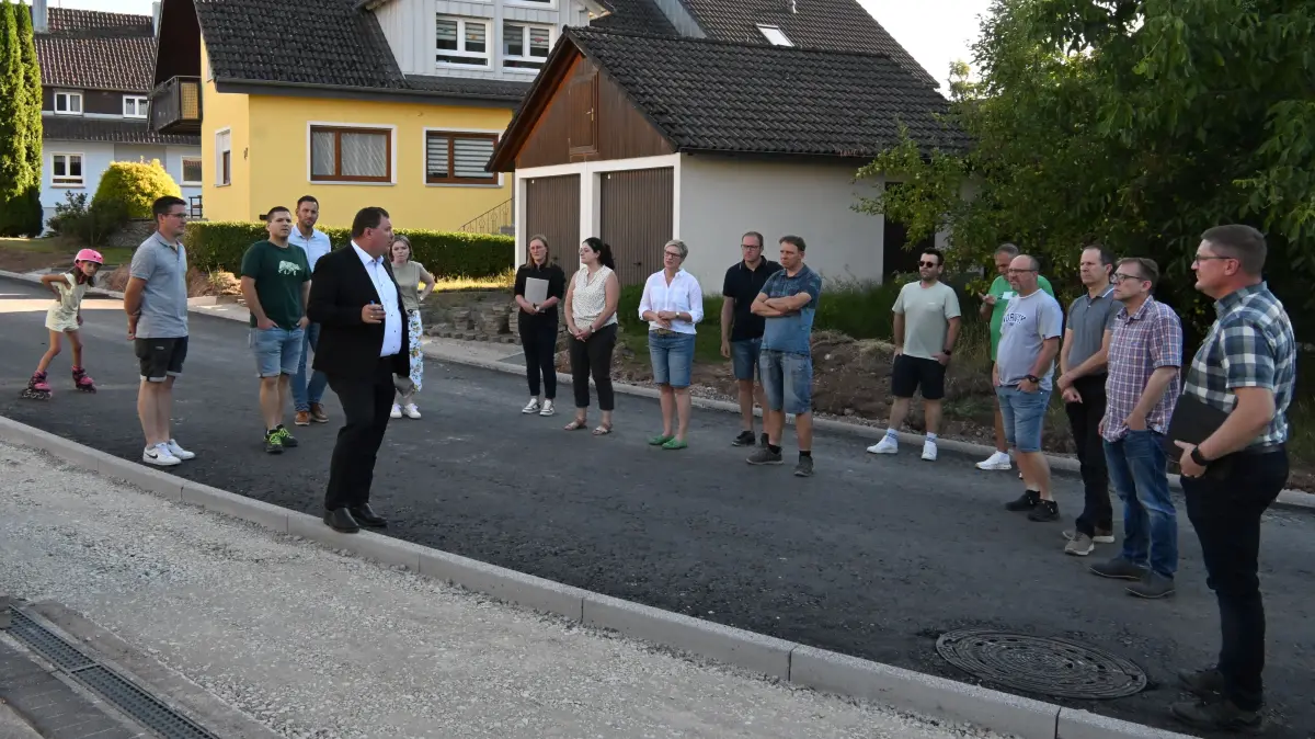 Im Vorfeld der Gemeinderatssitzung besuchten Ratsmitglieder, Vertreter der Verwaltung und Planer Jochen Heizmann die Baustelle im Unterer Ziegeleiweg.