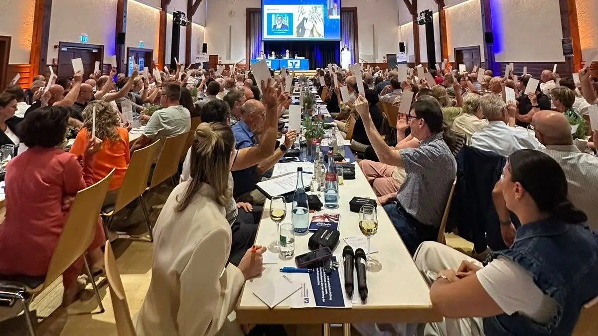 Vertreterversammlung in der Festhalle Pfalzgrafenweiler: Mitglieder der Volksbank Nordschwarzwald bei der Abstimmung