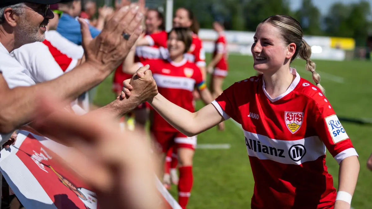 Celine Philipp jubelt mit den Fans des VfB Stuttgart. Nun schließt sie sich dem SV Eutingen an.