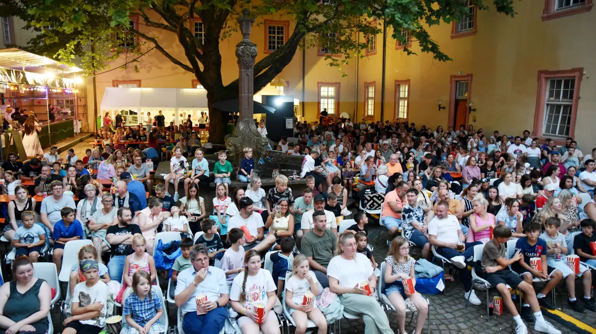 Viel Publikum freut sich über den Start des Oberndorfer Sommernachtskinos 2026 im Klosterhof.