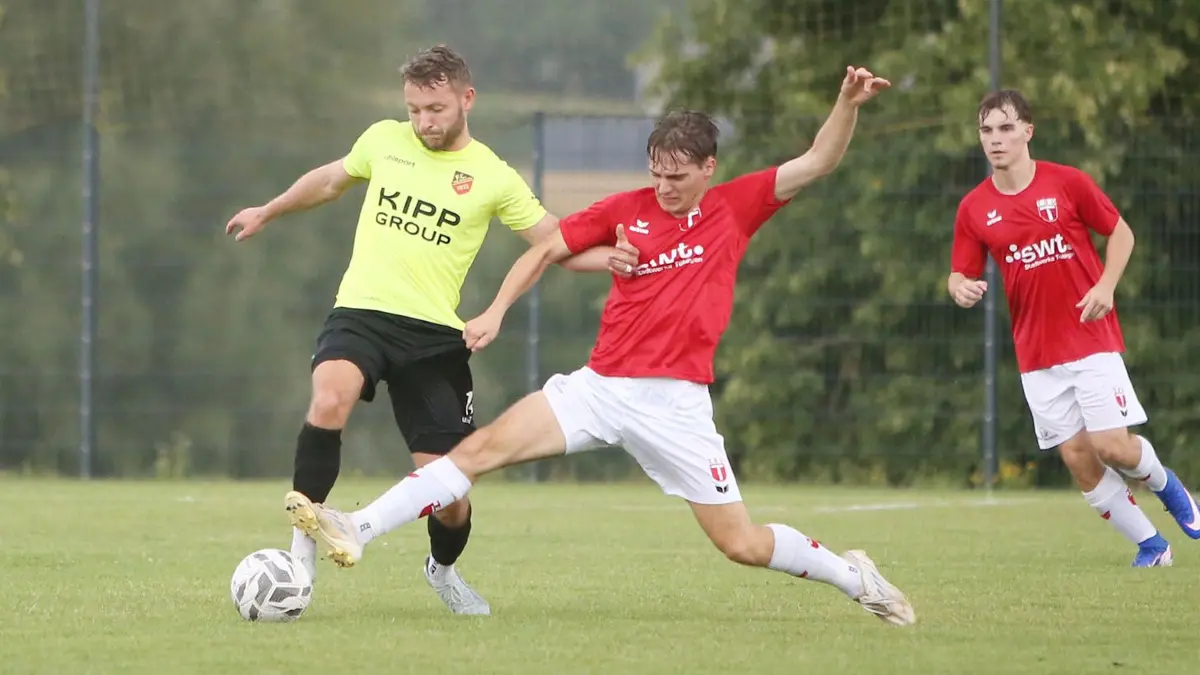 Henry Seeger (in Gelb) und der FC Holzhausen möchten den SV Nehren schlagen.